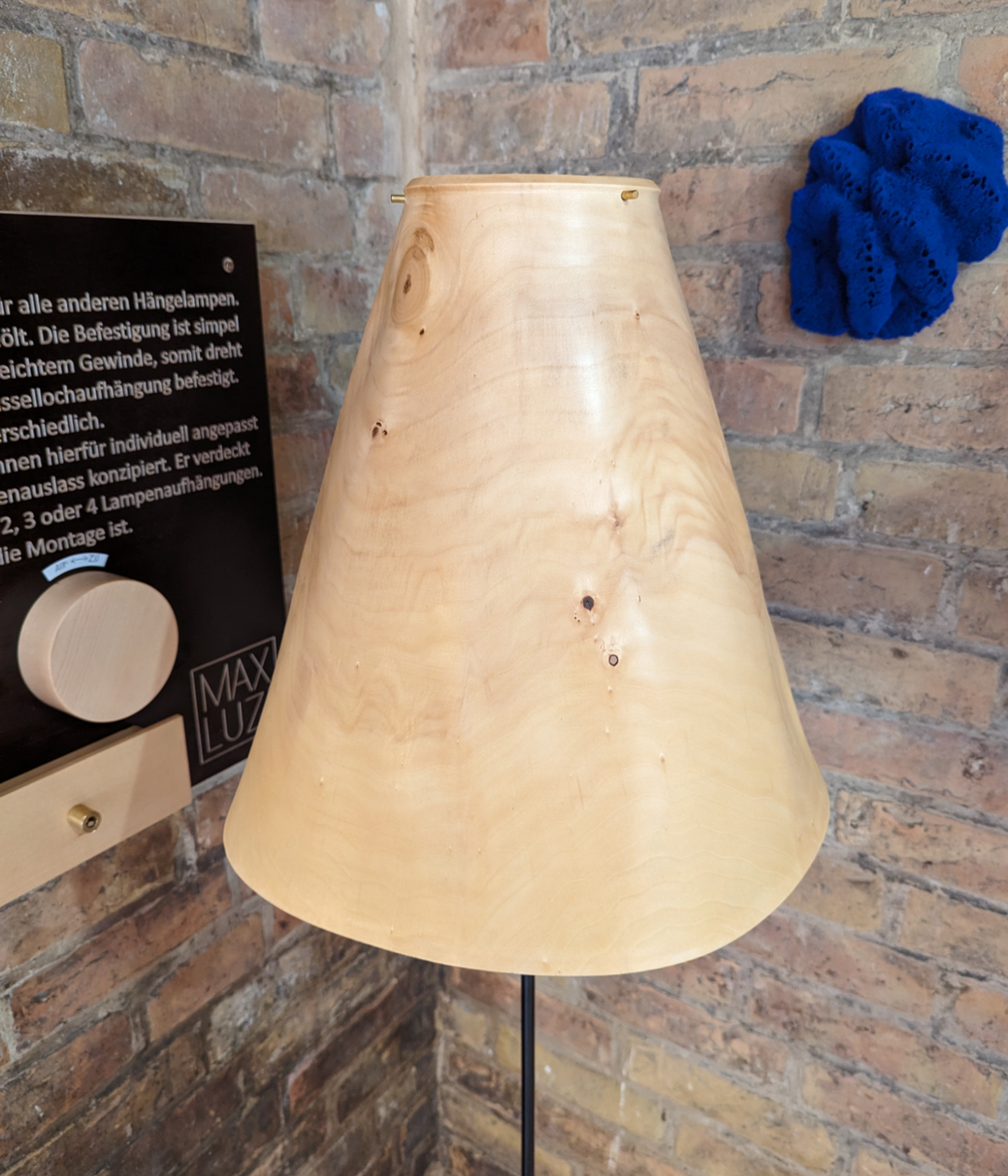Holz schirm einer Stehlampe von maxluzi, regionlases Pappelholz, nachhaltig hergestellt.