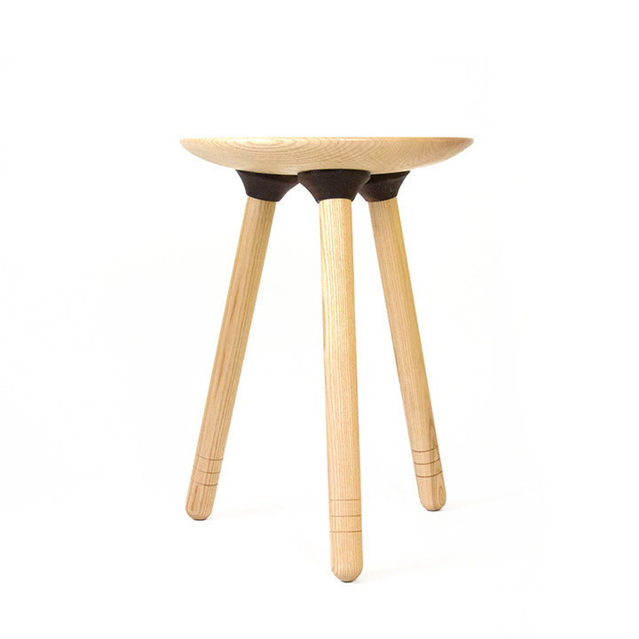 Ein gedrechselter Hocker aus Eschenholz mit Nussbaumholz