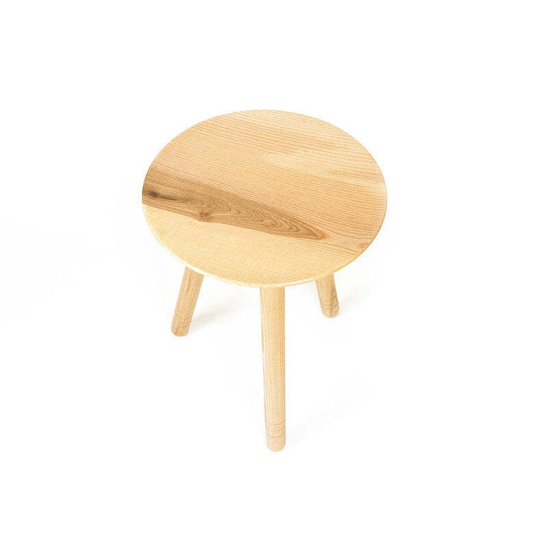 Gedrechselter Hocker aus Eschenholz mit drei Beinen von oben