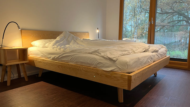 Bett aus Eschenholz