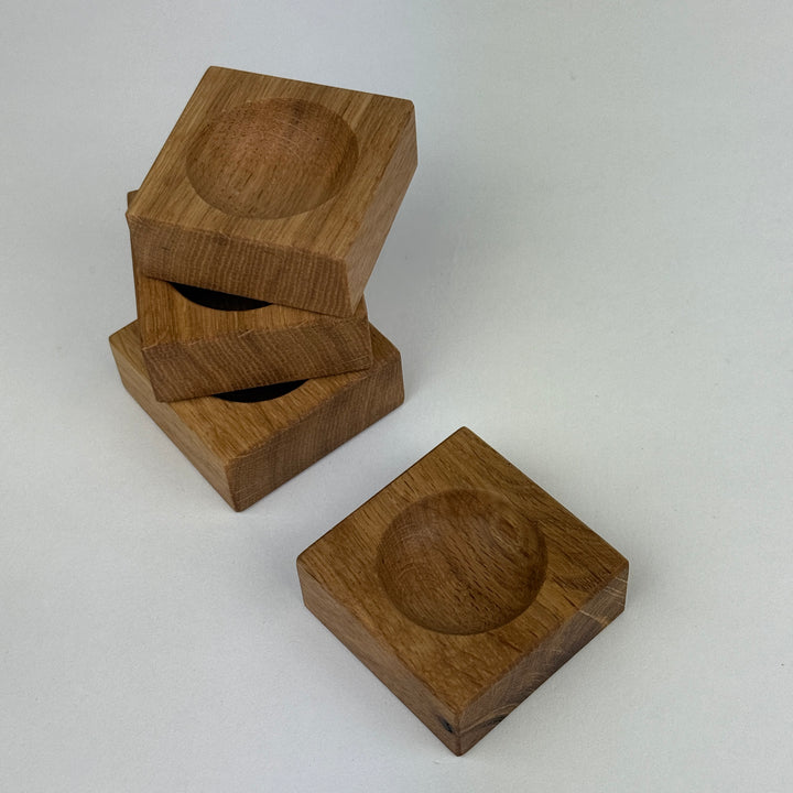 Eierbecher aus Eichenholz gefertigt, recycelt.