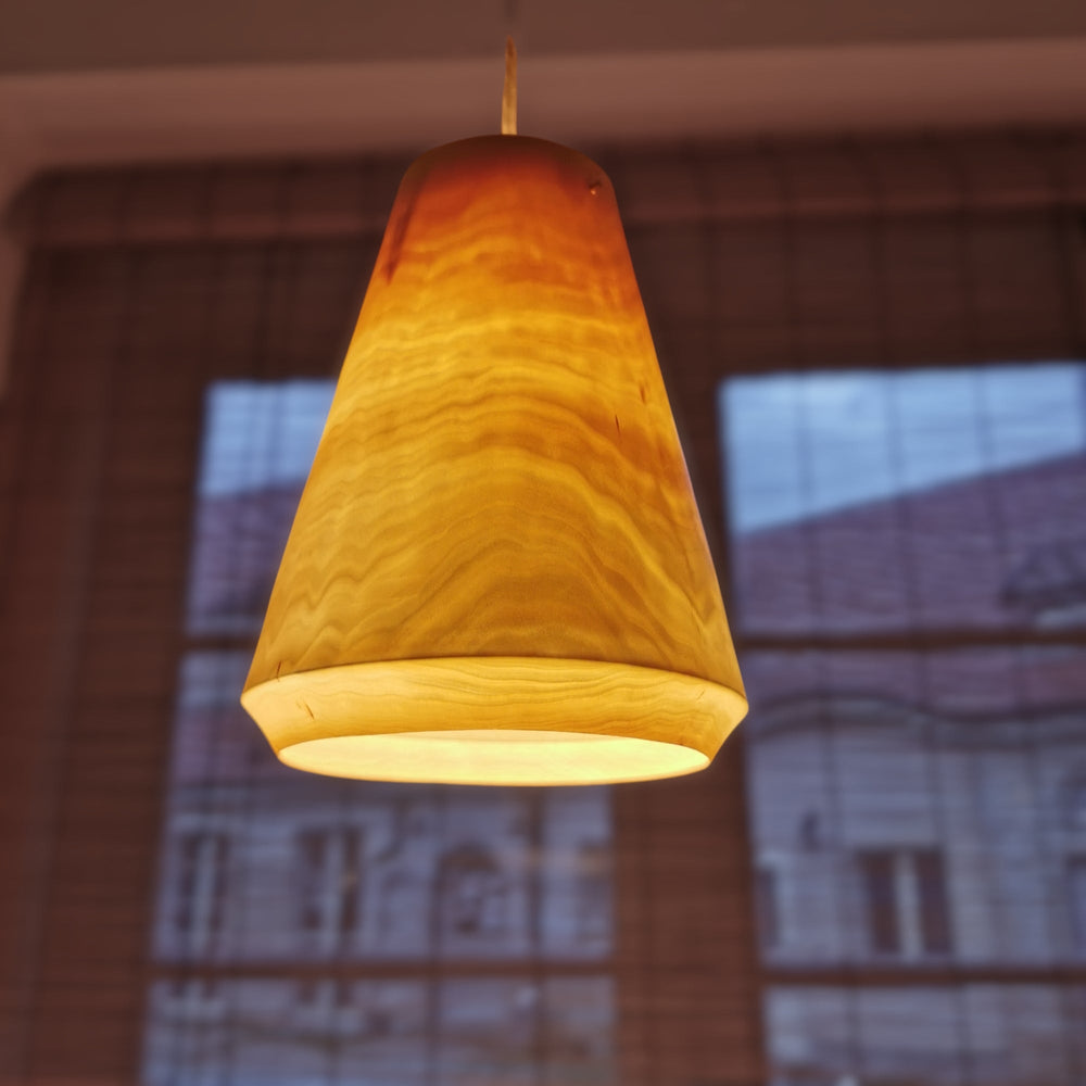 Hell durchseindende Pappelholz Hängelampe mit Stoffkabel