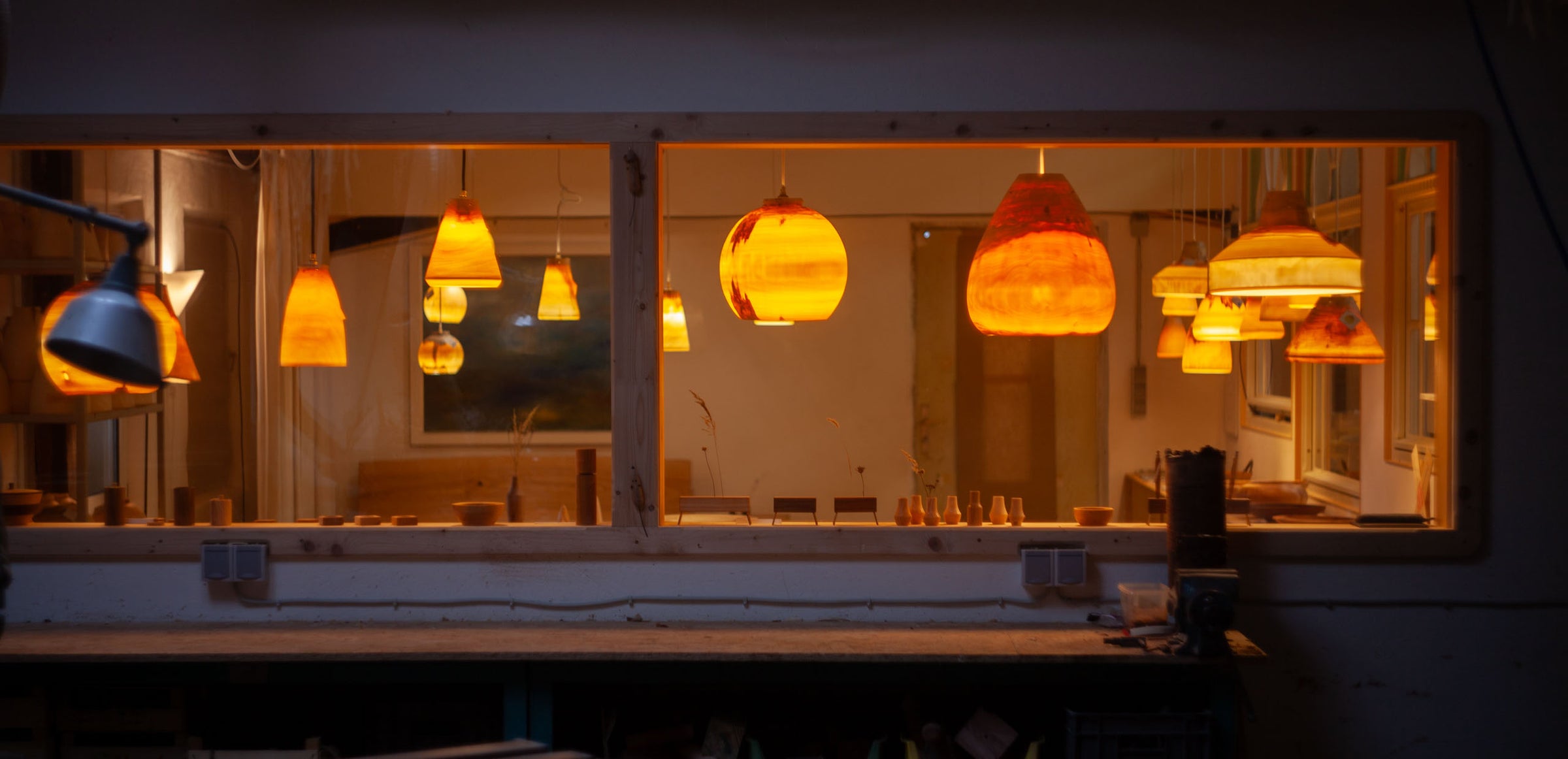 Unser Showroom mit handgefertigten Holzleuchten