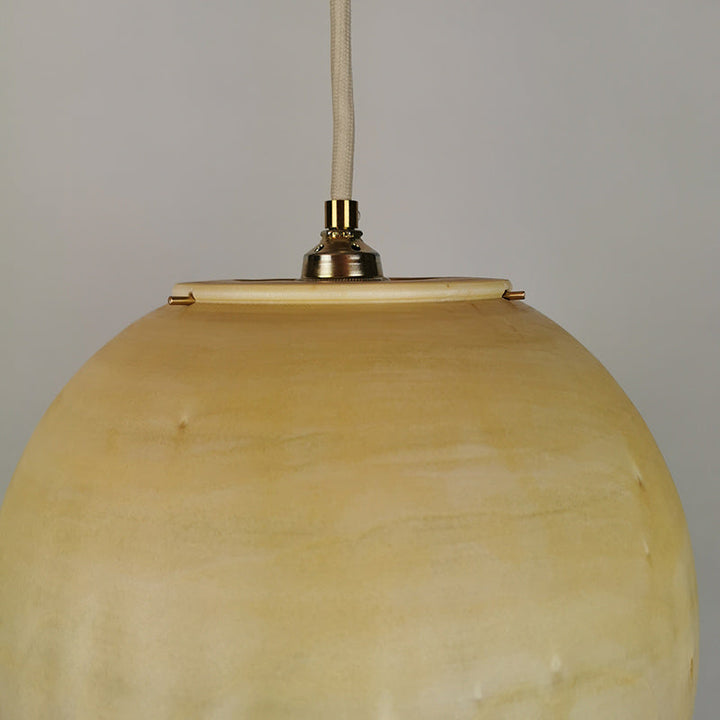 Detail einer Messingfassung einer Holzlampe