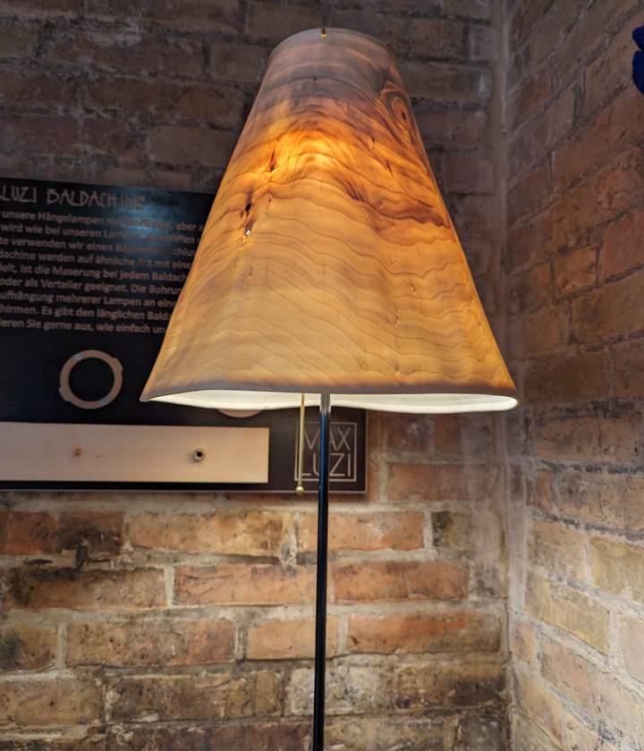 Holzlampenschirm gedrechselt mit warmen Licht