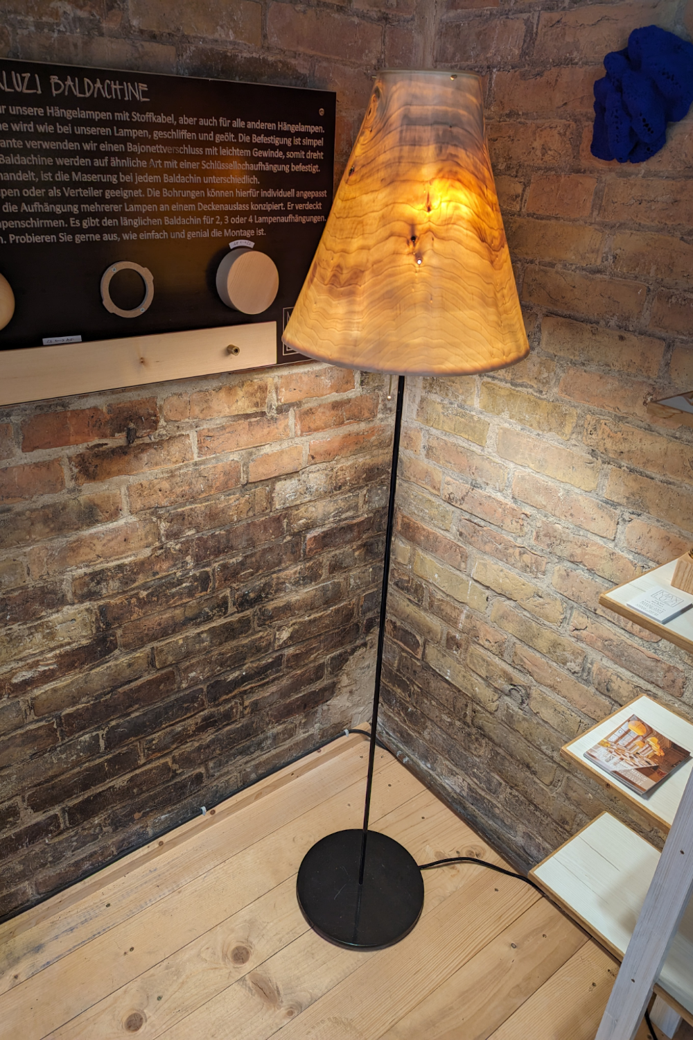 Stehlampe mit schön durchscheinendem Schrim aus Holz, von Hand hergestellt.