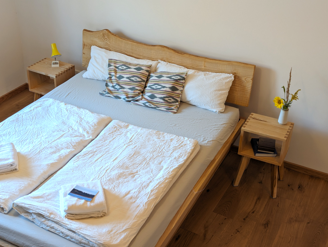 Zwei Nachttische neben einem Bett aus Eschenholz gefertigt von Maxluzi