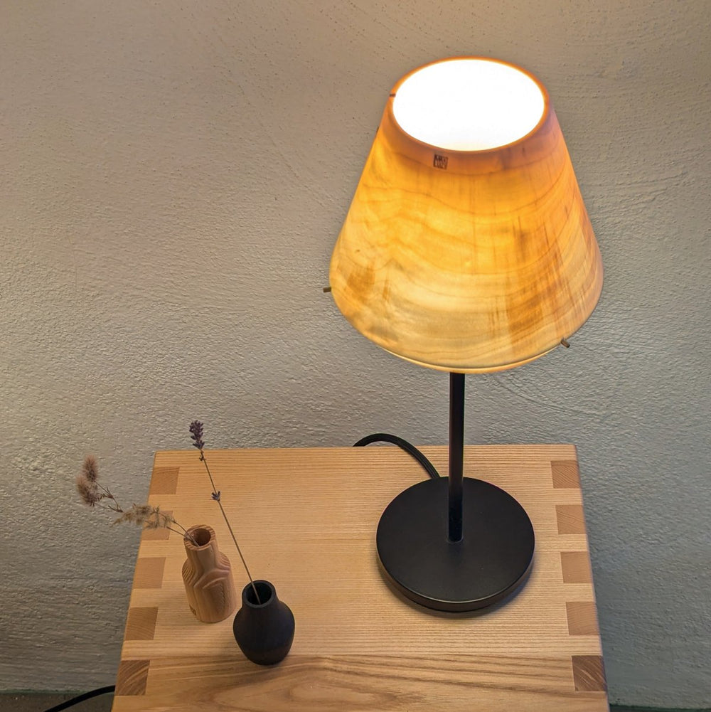 Holzlampe leuchtend als Tischlampe