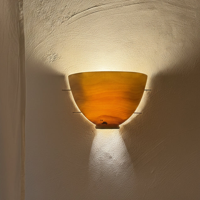 Wandlampe mit Holzschirm