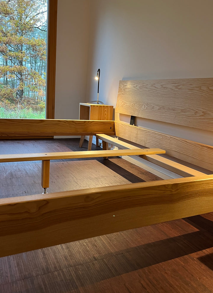 Bett aus Eschenholz