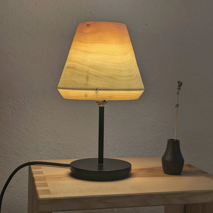 kleine tischlampe mit holzschirm