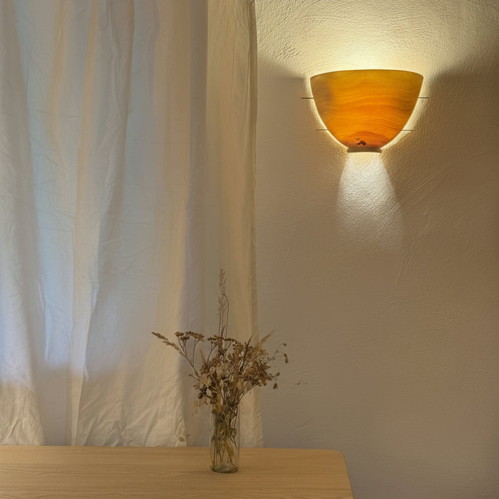 Wandlampe mit Holzschirm
