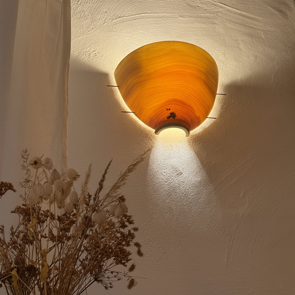 Wandlampe mit Holzschirm