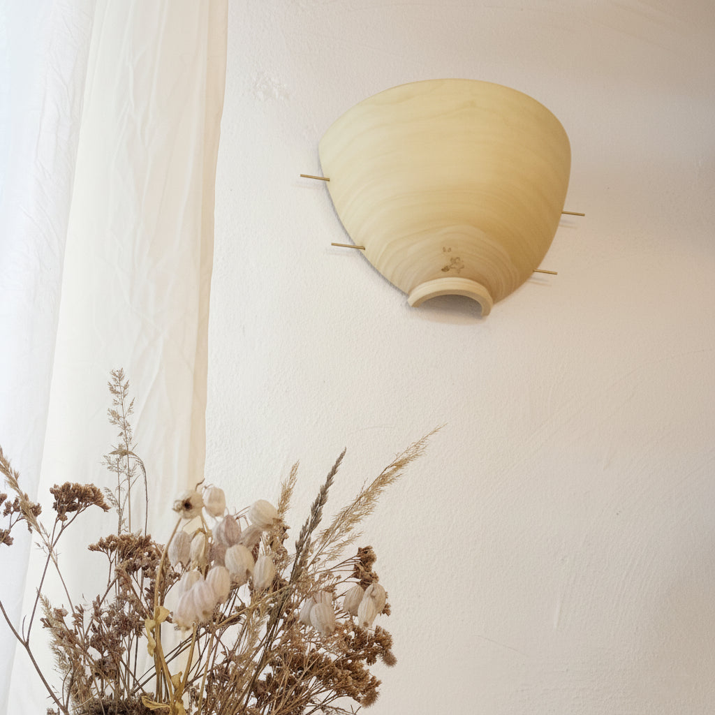 Wandlampe mit Holzschirm