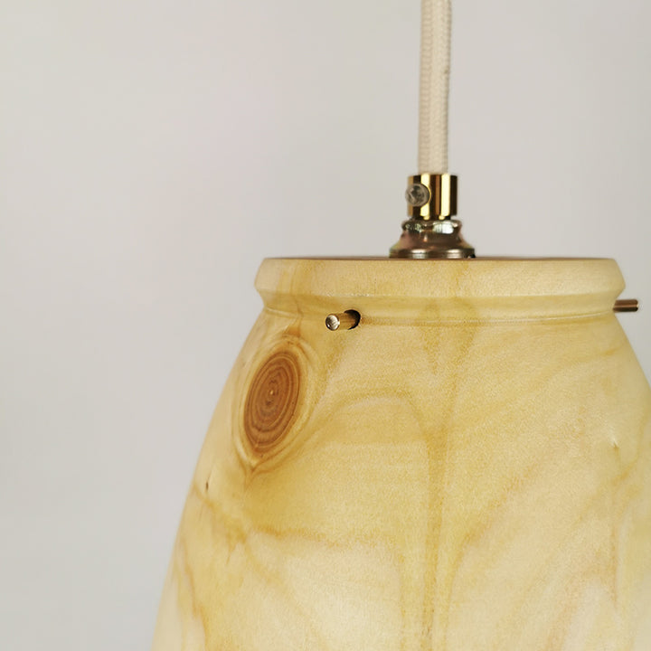 Detailfoto einer Messingfassung von einer Holzlampe