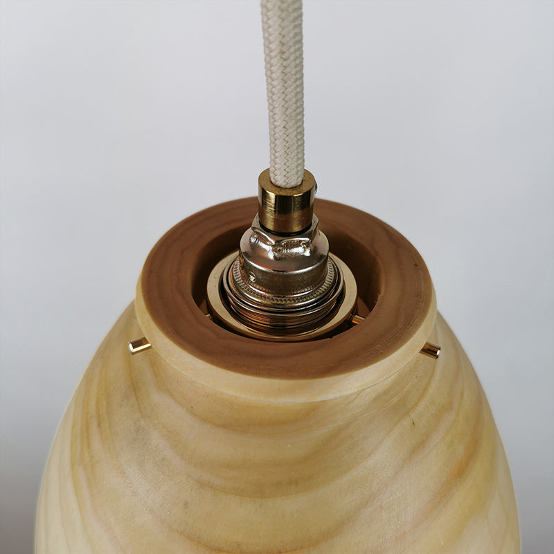 Detailaufnahme von Messingfassung einer Holzlampe