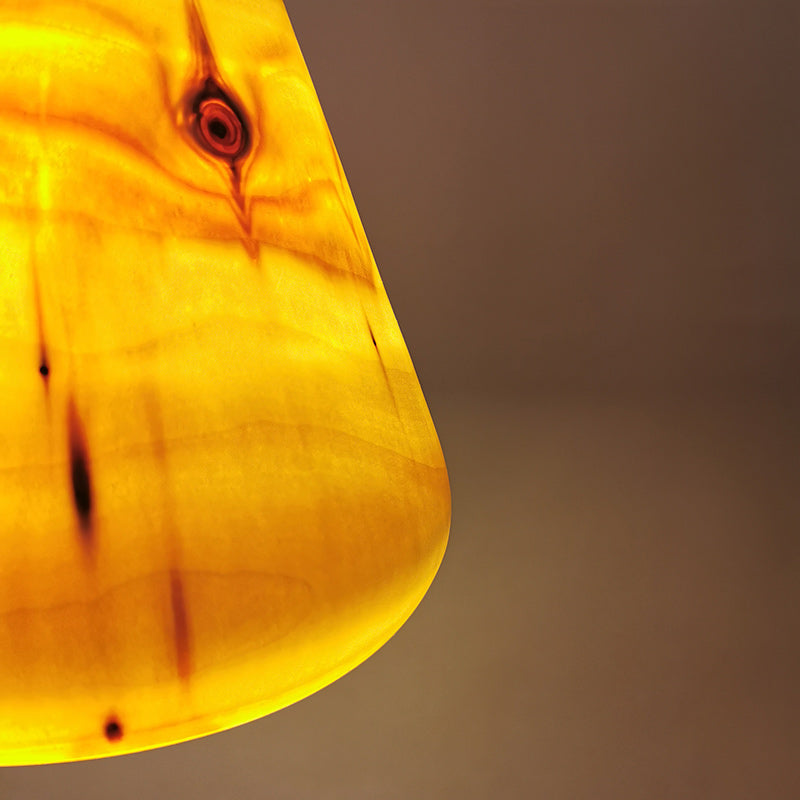 Detailaufnahme einergedrechselten Holzlampe, gelblich scheinend.