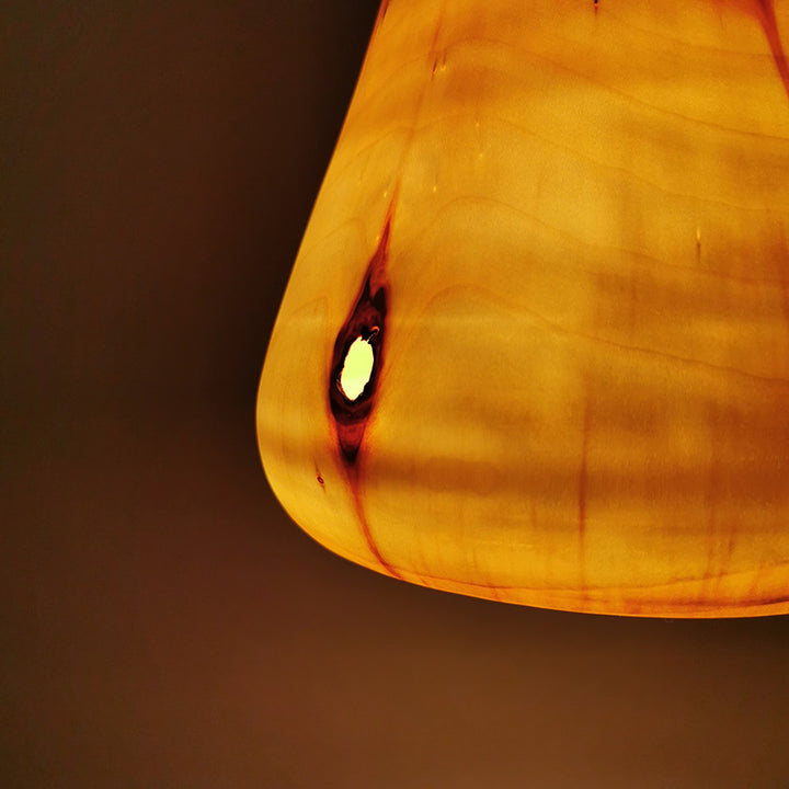 Detail einer Holzlampe mit Astloch, durchscheinend.