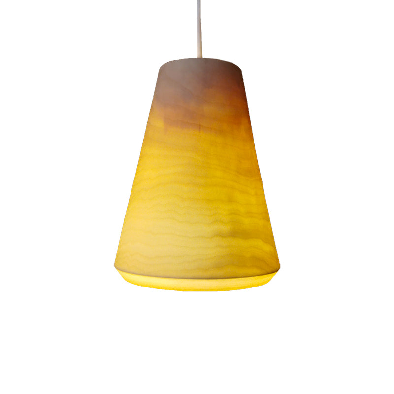 Holzlampe mit Textilkabel in Kegelform, durchscheindend