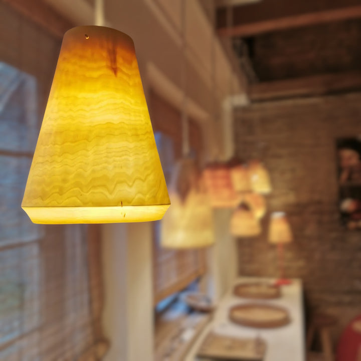 Holzlampe in Galerie Maxluzi, gelb leuchtend