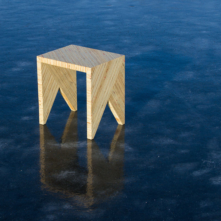 Hocker aus Schichtholzplatte auf einer Eisfläche