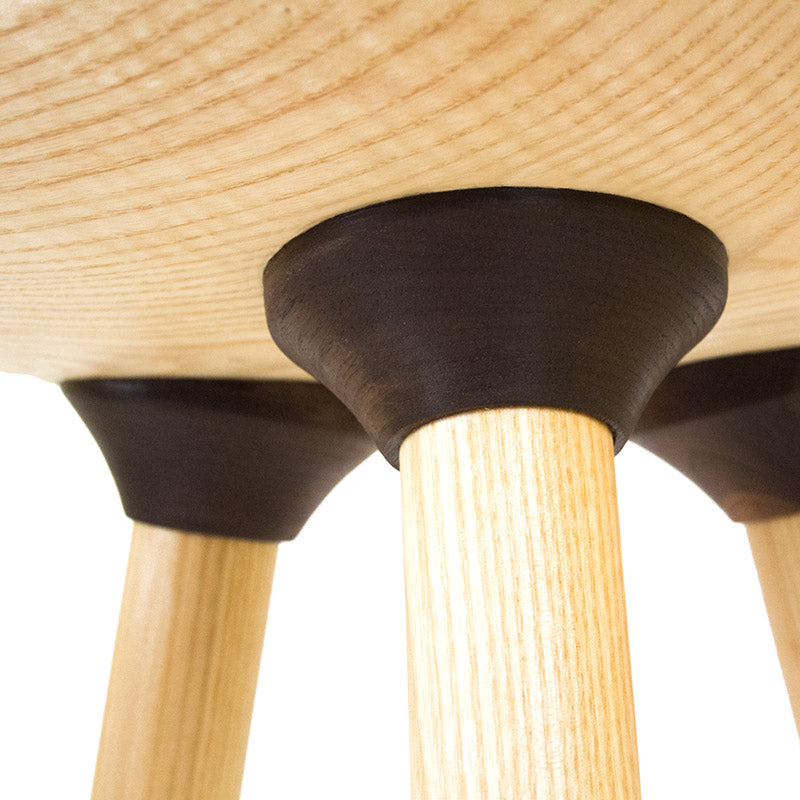 Detail von einem Hocker aus Holz, Hand gedrechselt