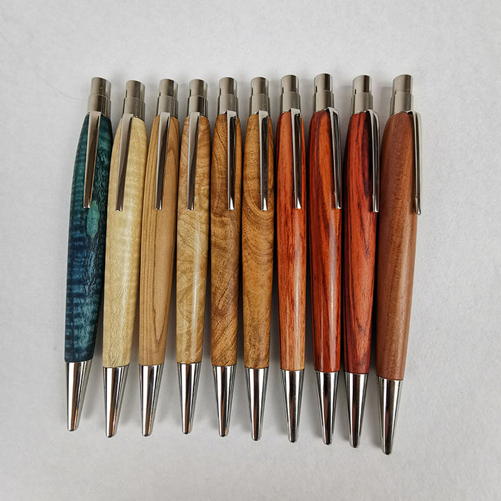 gedrechselte Kugelschreiber aus verschiedenen Hölzern
