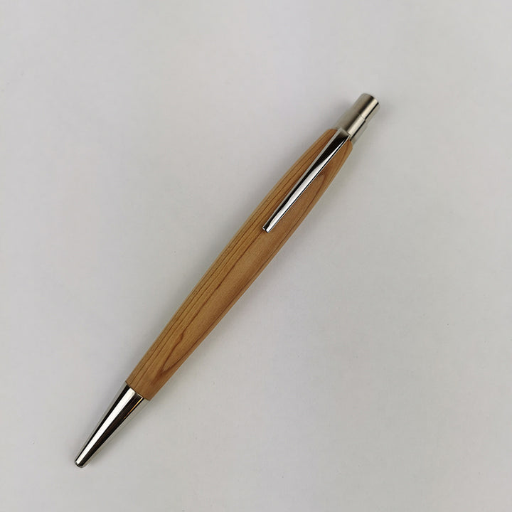 Gedrechselter Kugelschreiber aus Eibenholz.