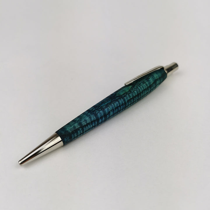 Gedrechselter Klickkugelschreiber aus Esche in blau gebeizt.