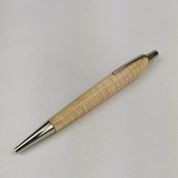 Handgedrechselter Kugelschreiber aus Eschenholz.