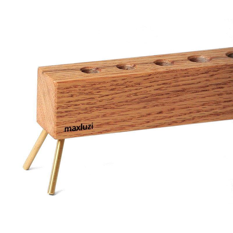 Detail von einem Sitftehalter aus Holz mit Messingfüßen