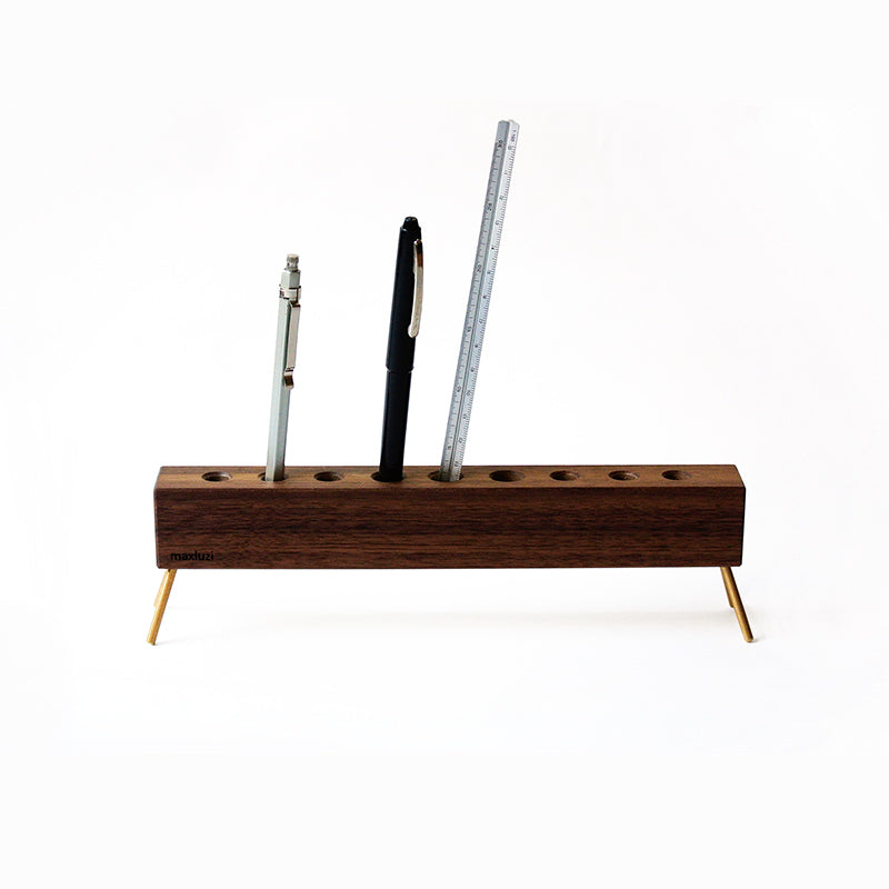 Stiftehalter aus Nussbaumholz mit Lineal und zwei Stiften