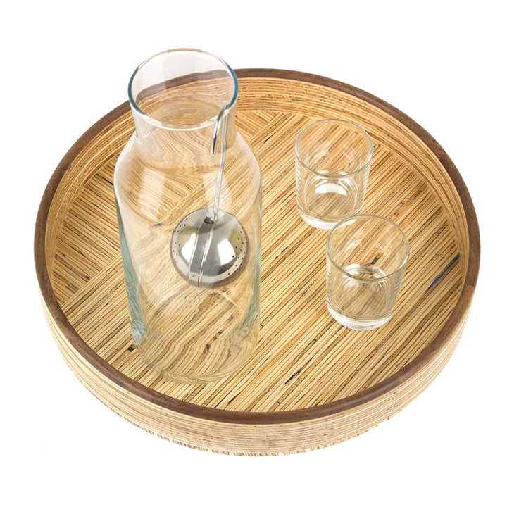 rundes Tablett aus Holz mit Gläsern