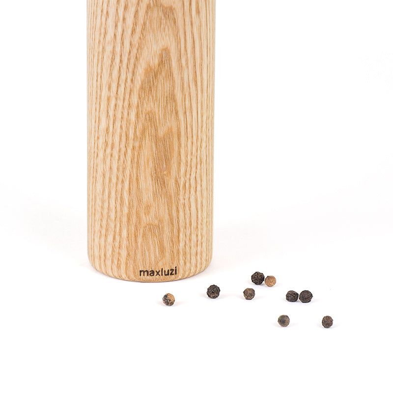 Detailfoto einer Pfeffermühle aus Holz mit branding von MAXLUZI